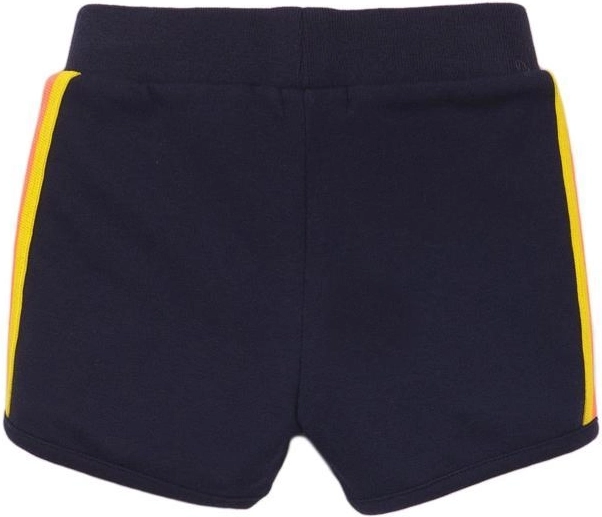 Sportsligt look med sidestreger
