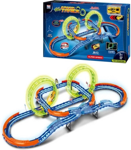 Selvlysende bilbane i mørke med kryds og loops med LED-bil