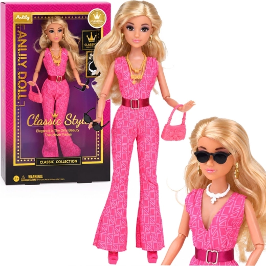 Anlily-dukke i klassisk stil iført en pink jumpsuit med smykker