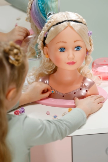 Masser af tilbehør til den lille stylist