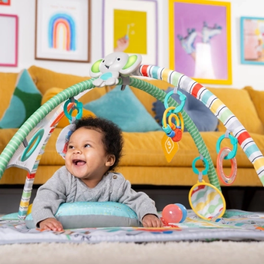 Aftageligt legetøj og støtte til tummy time