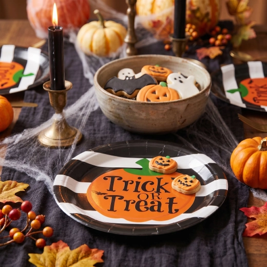 Halloween-papirtallerkener med græskar og teksten Trick or Treat, 23 cm – 8 stk.