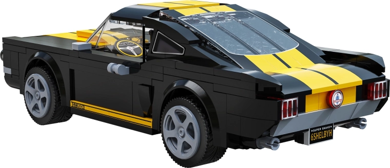 Åbningsbar motorhjelm og V8-detaljer