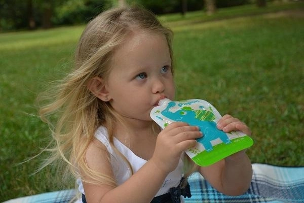 Til rejser og udflugter – barnet drikker og spiser selv