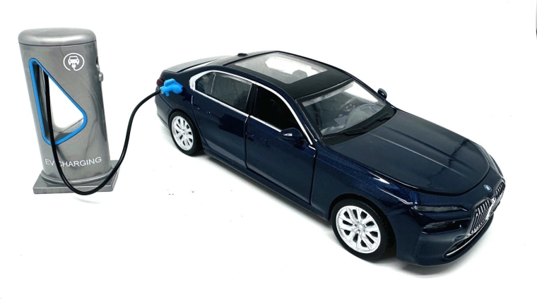 MSZ BMW i7 bilmodel 1/32 med lys og lyd - 1 stk.