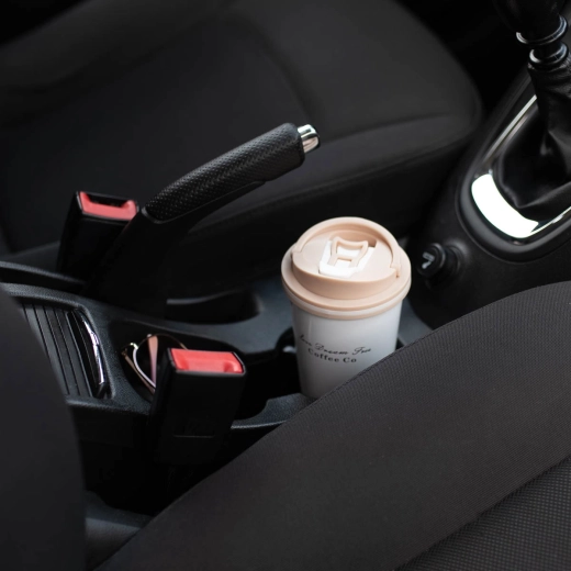 Passer i kopholdere i bilen
