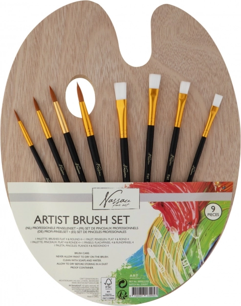 Sæt af pensler til kunstnere på træpalette