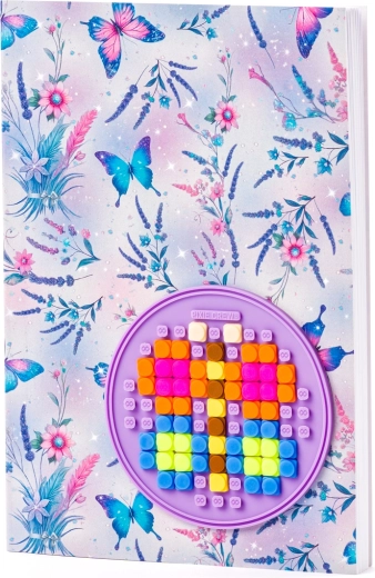 Legesygt sommerfuglemotiv, der glæder