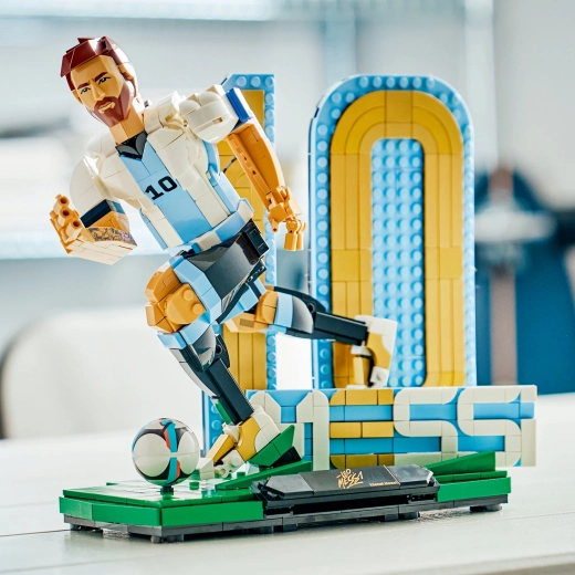 To ikoniske Messi-positurer