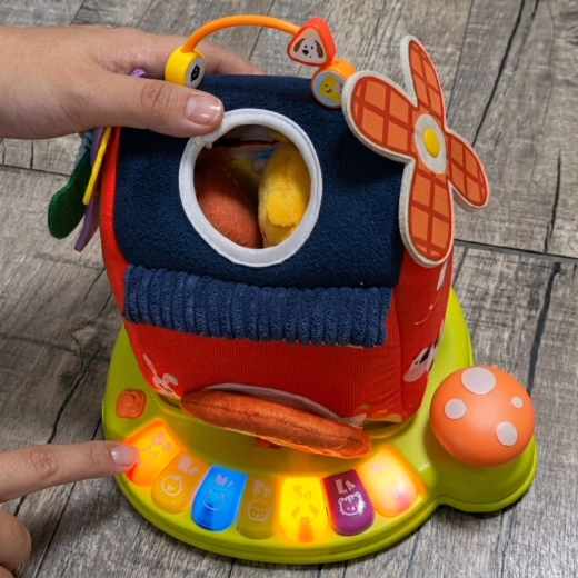 Motoriske aktiviteter: vindmølle, perler og sorter-elementer
