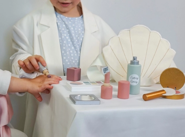 Rigt sæt af tilbehør til makeup og manicure