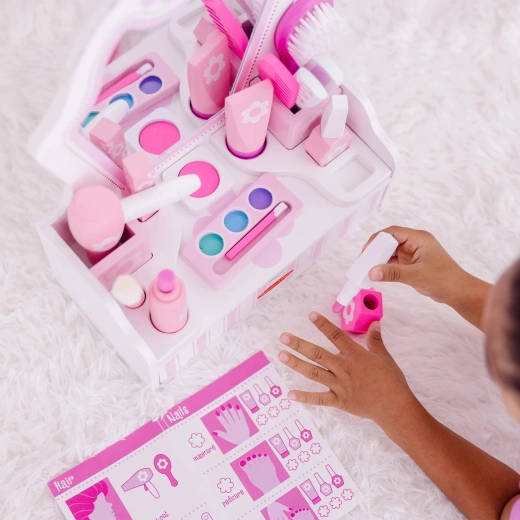 18 dele til frisørleg, makeup og manicure