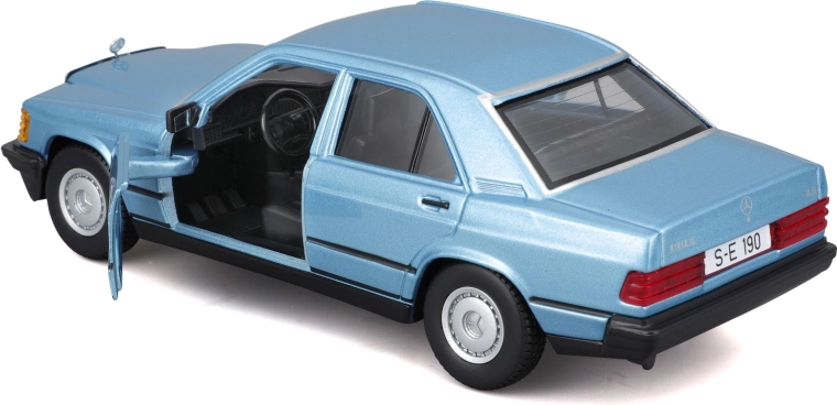 Åbningsbare døre og detaljeret interiør