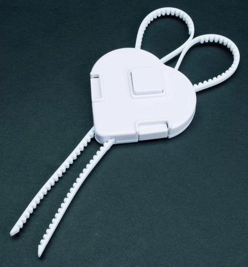 Fleksibelt sikkerhedslås til skabslåger for børn