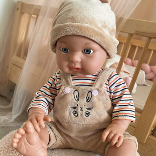 Realistisk babydukke til omsorgsleg