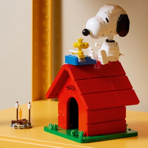 Hundehus der kan åbnes med nattehimmel og lejrbål