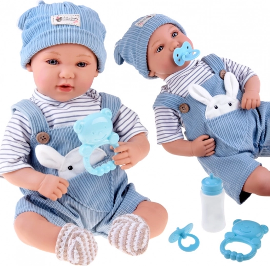 Interaktiv babydukke 46 cm i blå smækbukser med tilbehørssæt