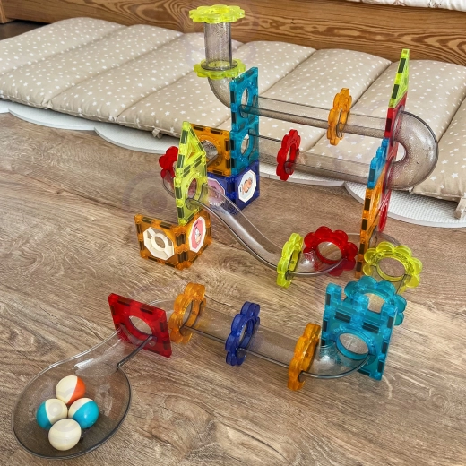 Gennemsigtige rør og tragte for actionfyldt kørsel