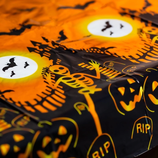 Halloween-dug med aluminiumeffekt 137 × 183 cm – gravsten