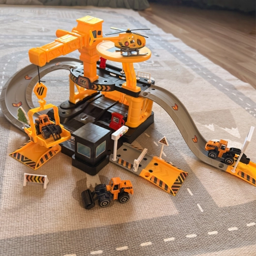 To-etagers garage fuld af action