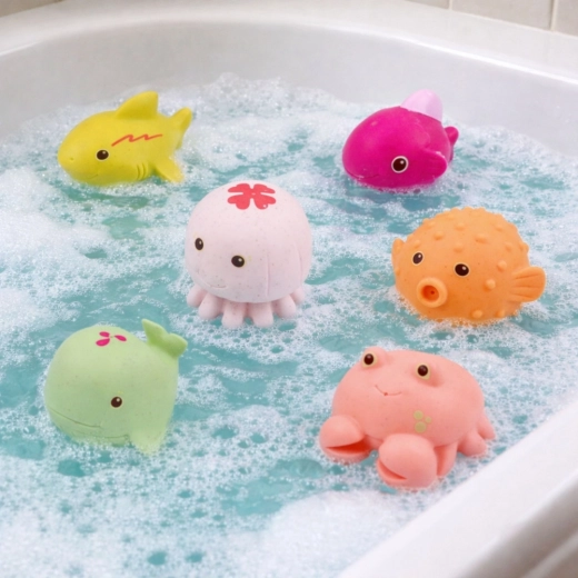 Flyder på vandet og gør badet sjovt