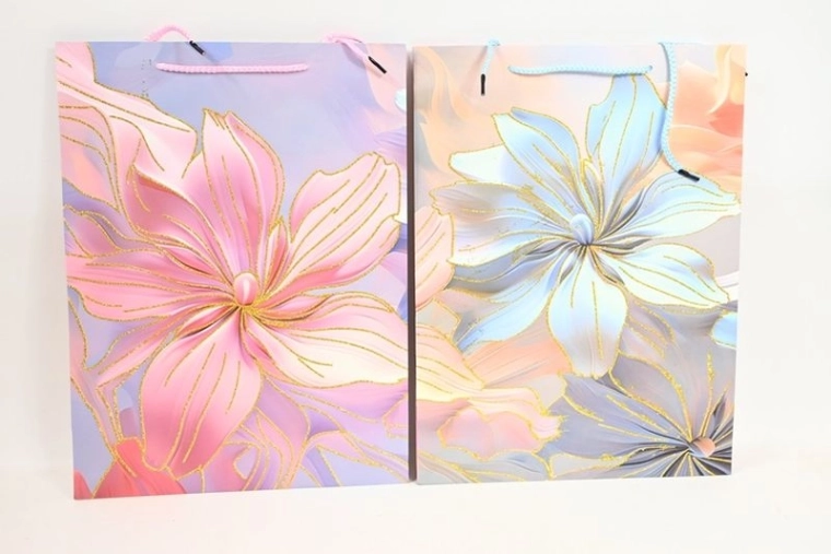 Stor gavepose med blomstermotiv og gyldne detaljer