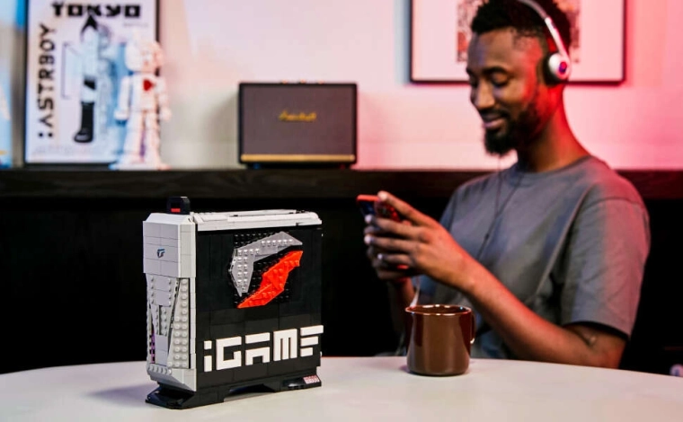 Stilfuld vitrinedekoration til gaming-setup