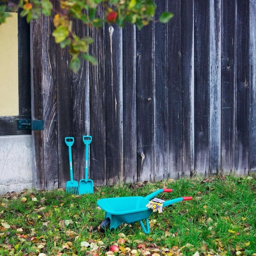 Skovl og rive til små havefolk