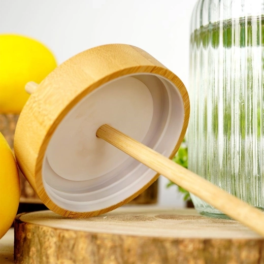 Miljøvenligt låg og sugerør af bambus