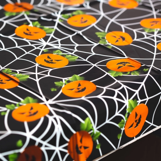 Halloween-dug med aluminiumseffekt 137 × 183 cm – græskar og spindelvæv