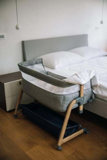 Bedside-seng til forældresengen – sikkert tæt på
