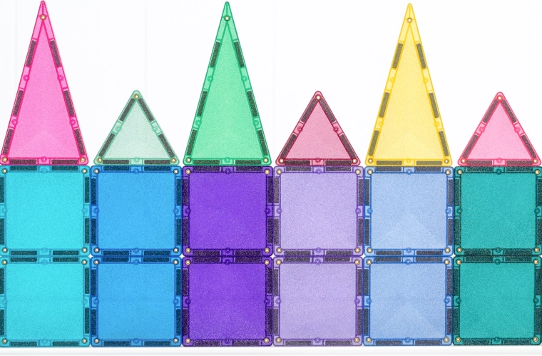 Gennemsigtige glitrende brikker i regnbuefarver