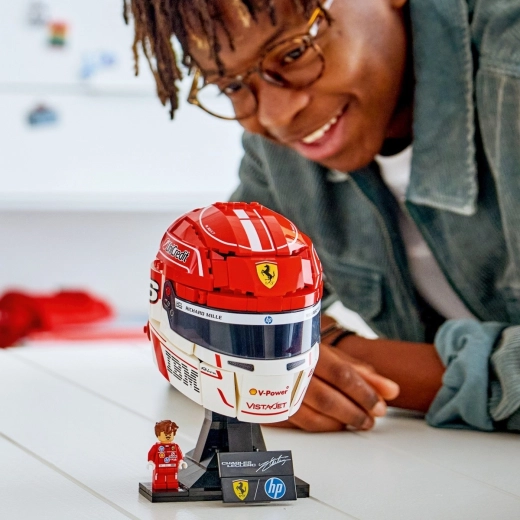 Minifigur og stand til samlerpræsentation