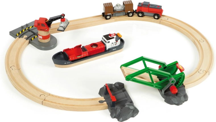 Brio World havn med fragtskib og skinner