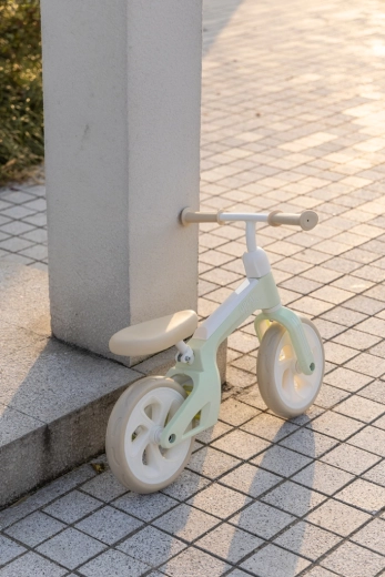 Justerbart sæde og styr – en løbecykel, der vokser med barnet