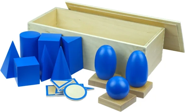 Moyo Montessori geometriske legemer med sokler og æske