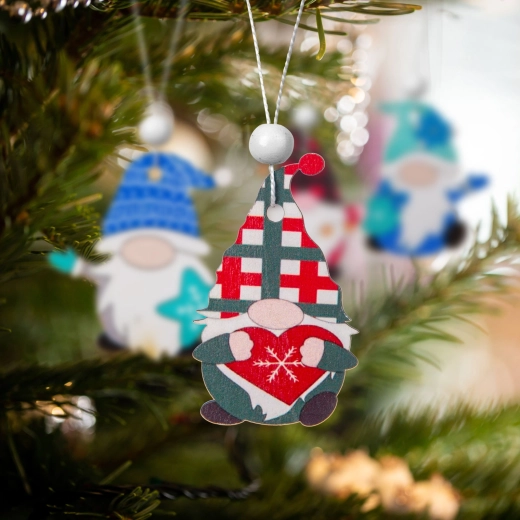 Sæt med ophængelige julepynt i træ med nisser, 12 stk.