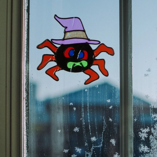 Halloween-vinduesdekoration – farverig glitrende edderkop