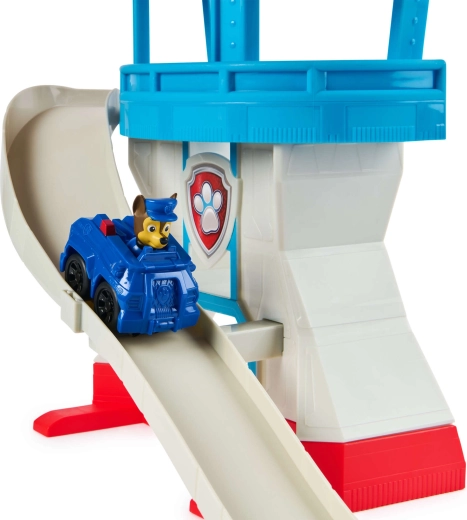 Stabilt tårn i flere niveauer med ikonisk emblem