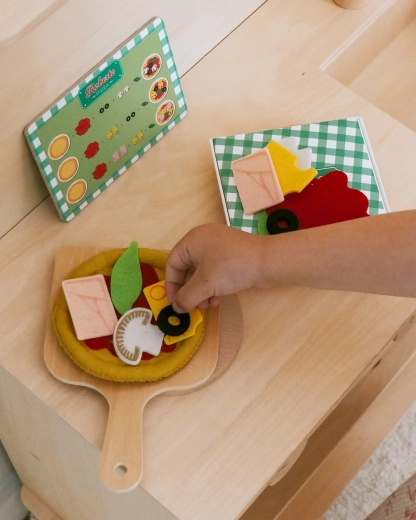 Autentisk pizza på træspade