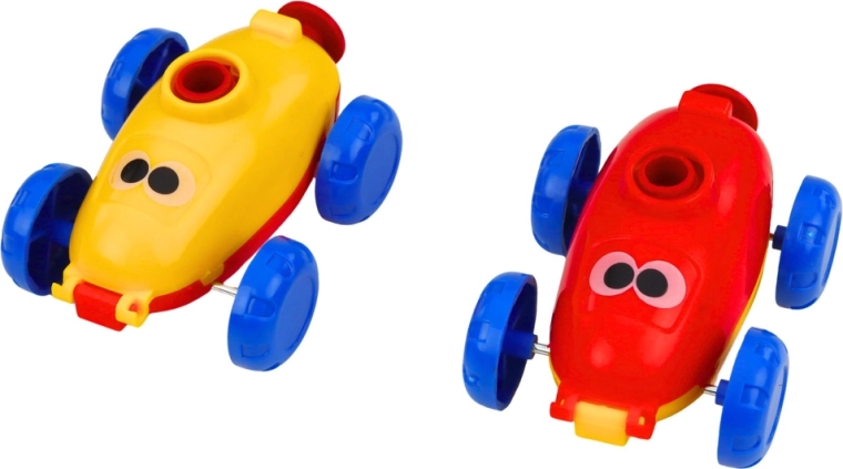 To biler og farverige balloner