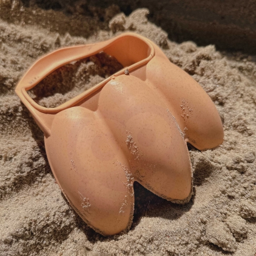 Kreativ byggeleg i sandkasse og på strand