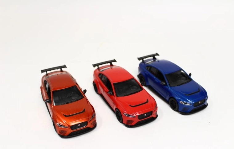 Bilmodel Jaguar XE SV Project 8 med projektor, 4x4 - 1 stk.