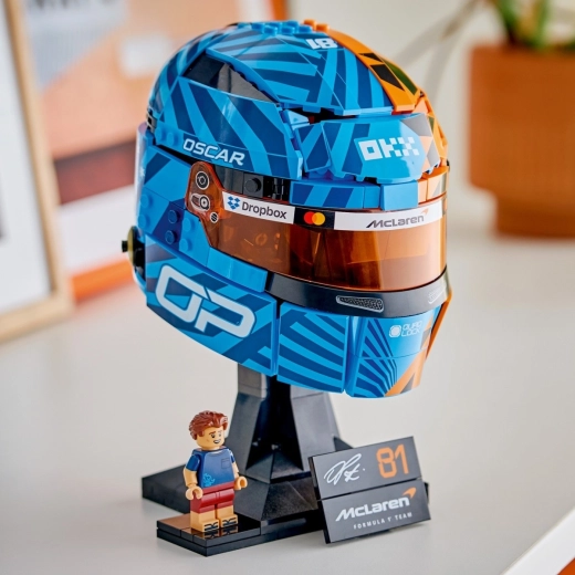 Udstillingsstand, navneskilt og minifigur af køreren