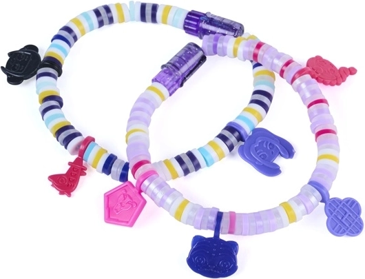 Færdige armbånd fulde af detaljer