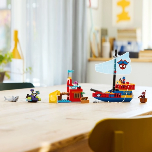 Actionfyldt piratskib med skydning og spind