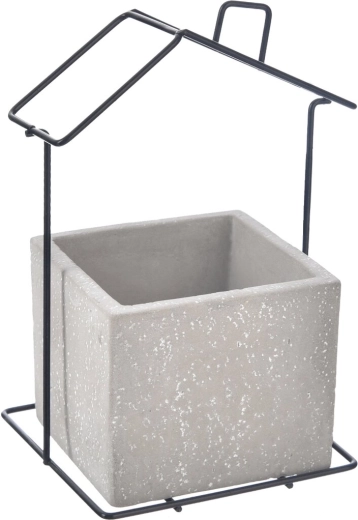 Grå urtepotte i husform af beton og metal