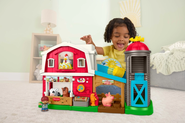 To‑etagers lade med silo og rampe