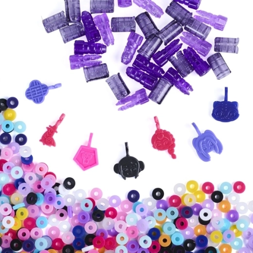 Farverige perler og vedhæng til et originalt look
