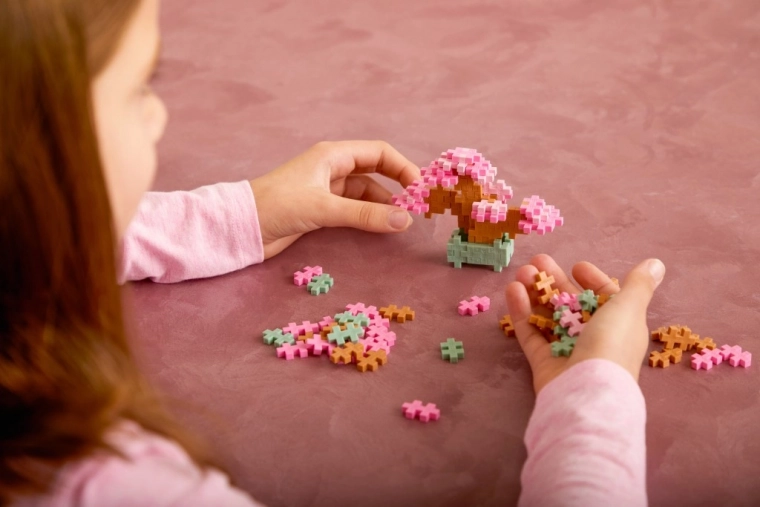 Blomstrende bonsai af små brikker